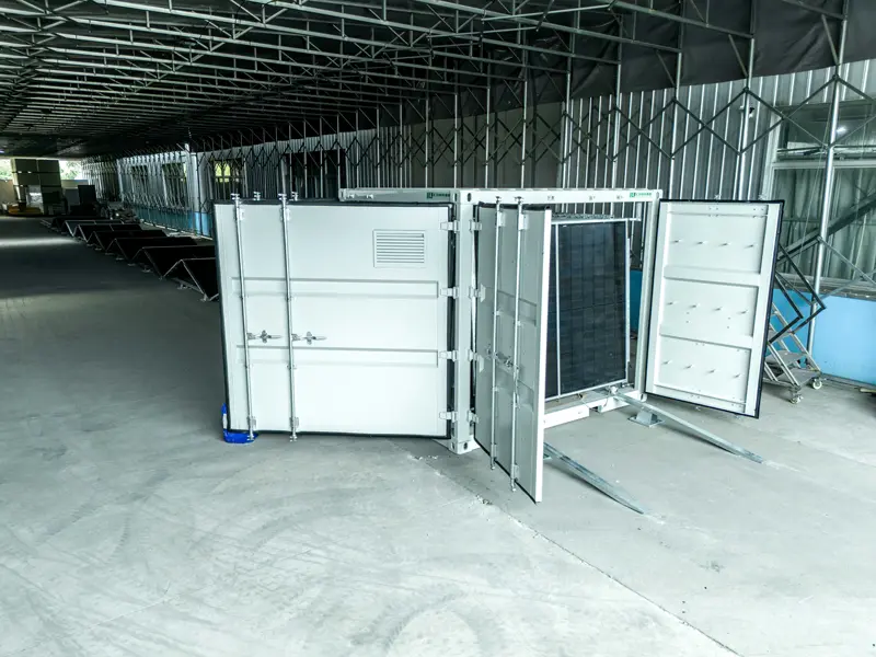 Folding-solar-container