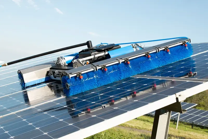 The-robot-cleans-solar-panels.